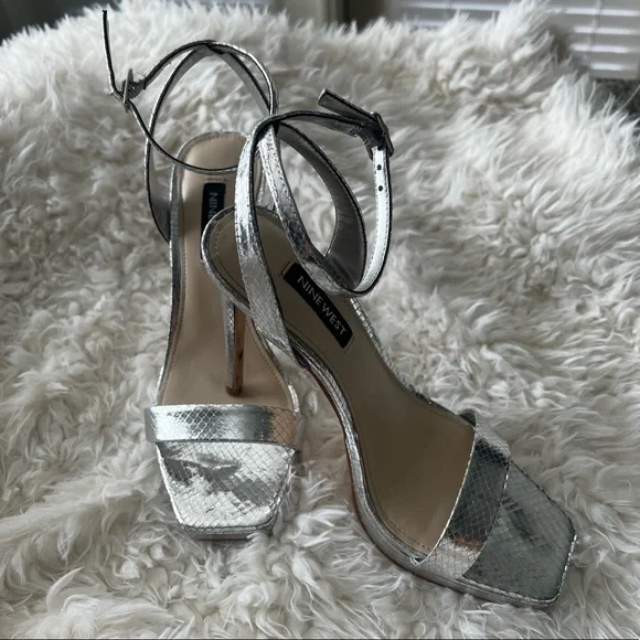 Silver Nine West high heels - Picture 2 of 7